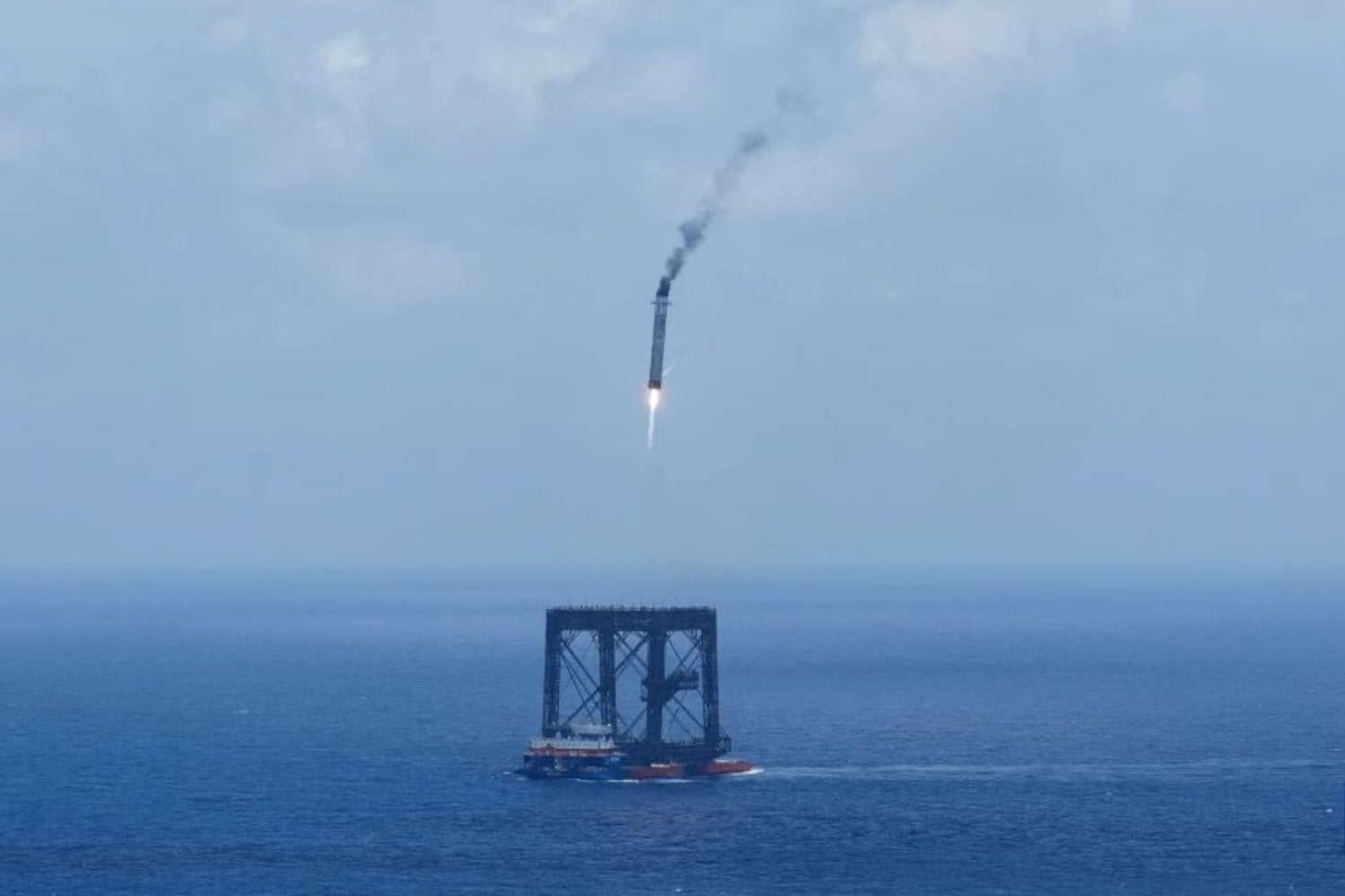 China atrapó un cohete de 63 metros con cuatro ganchos y una red gigante en mitad del mar. La histórica recuperación del Long March-10B revela el camino alternativo con el que Pekín quiere reutilizar sus lanzadores antes de terminar 2026