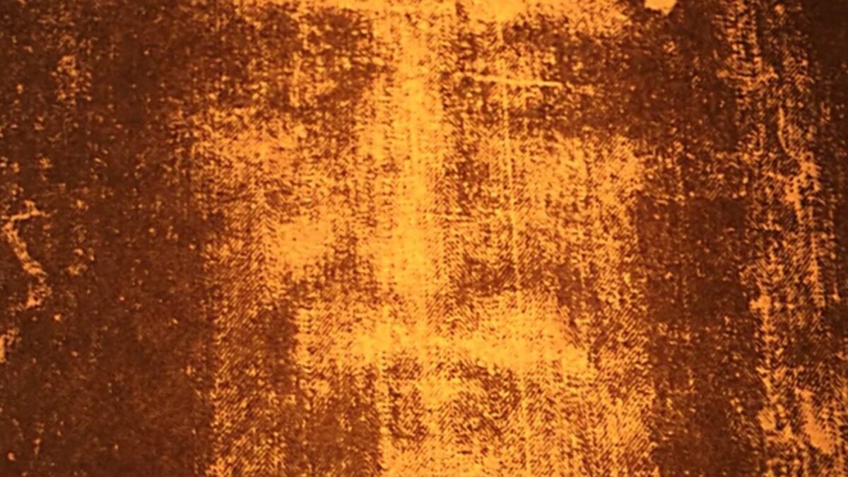 La Sábana Santa acaba de revelar el archivo biológico que acumuló durante siglos. El ADN no demuestra que envolviera a Jesús, pero sí delata manos humanas, microbios, cultivos modernos y antiguas reparaciones