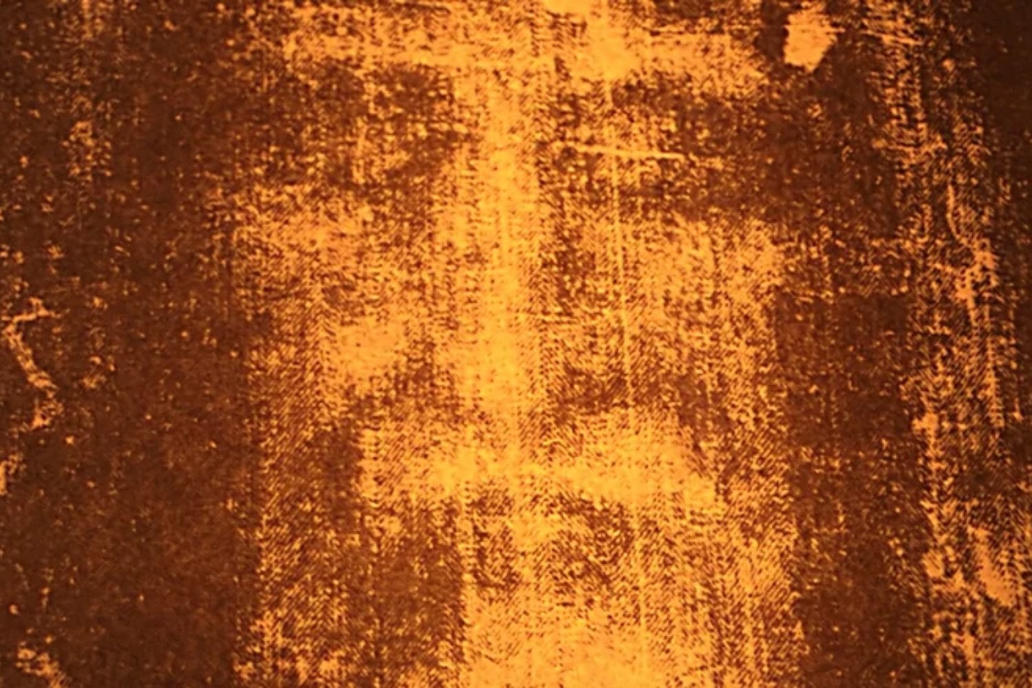 La Sábana Santa acaba de revelar el archivo biológico que acumuló durante siglos. El ADN no demuestra que envolviera a Jesús, pero sí delata manos humanas, microbios, cultivos modernos y antiguas reparaciones