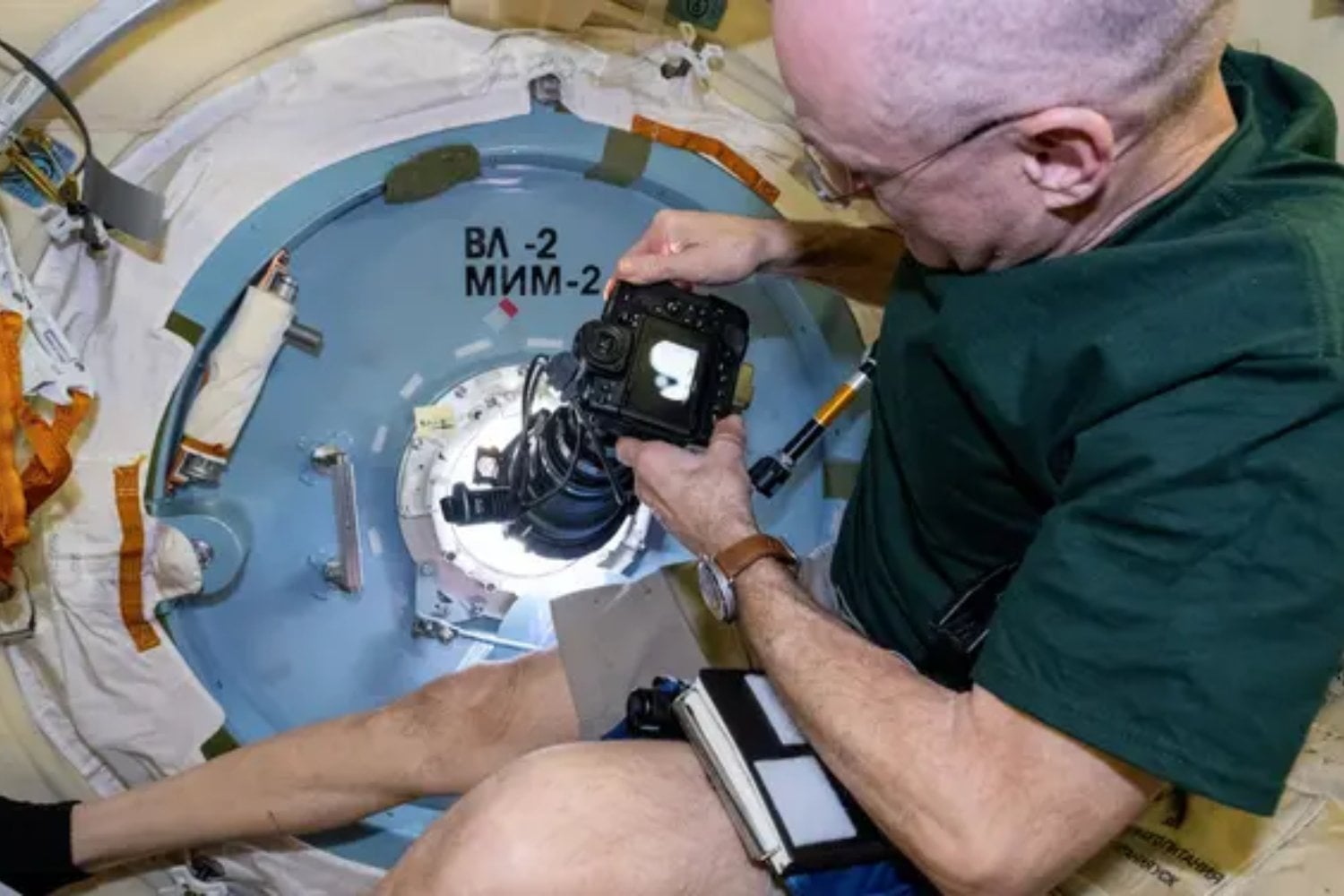 La NASA dejó crecer una sal corriente en un lugar donde la gravedad casi no manda y apareció una estructura que la Tierra apenas permite. El cristal podría enseñar a fabricar mejores materiales para los chips del futuro