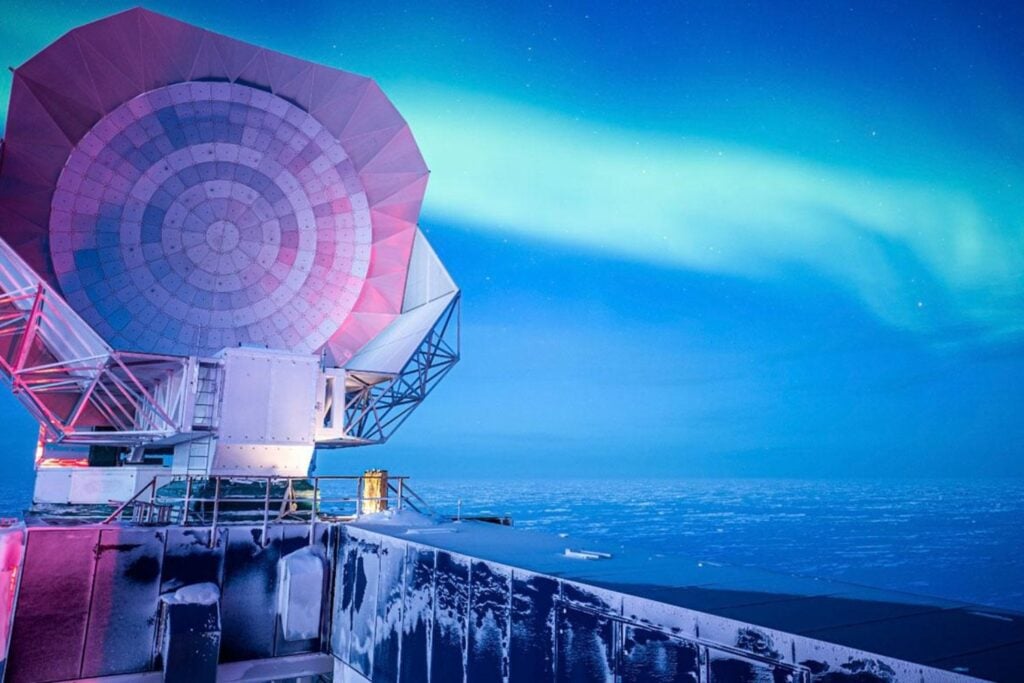El Polo Sur acaba de entregar uno de los mapas más profundos del universo invisible. El Telescopio Antártico detectó más de 7.000 cúmulos de galaxias usando las sombras del Big Bang