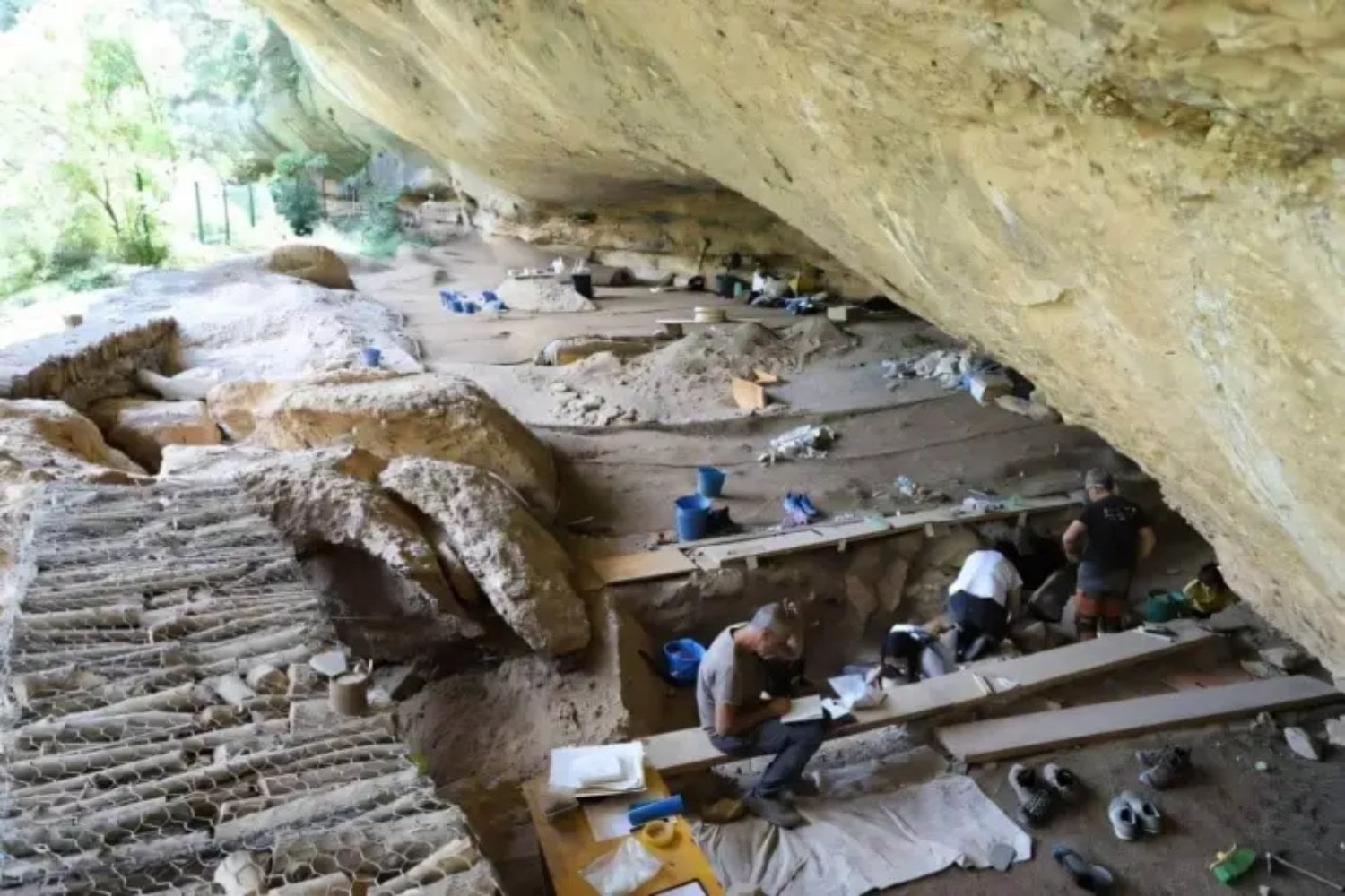 Durante 1.500 años, cazadores y primeros agricultores dejaron sus hogares en la misma cueva de Cataluña. Los arqueólogos acaban de encontrar los capítulos que faltaban para entender cómo cambió nuestra forma de vivir