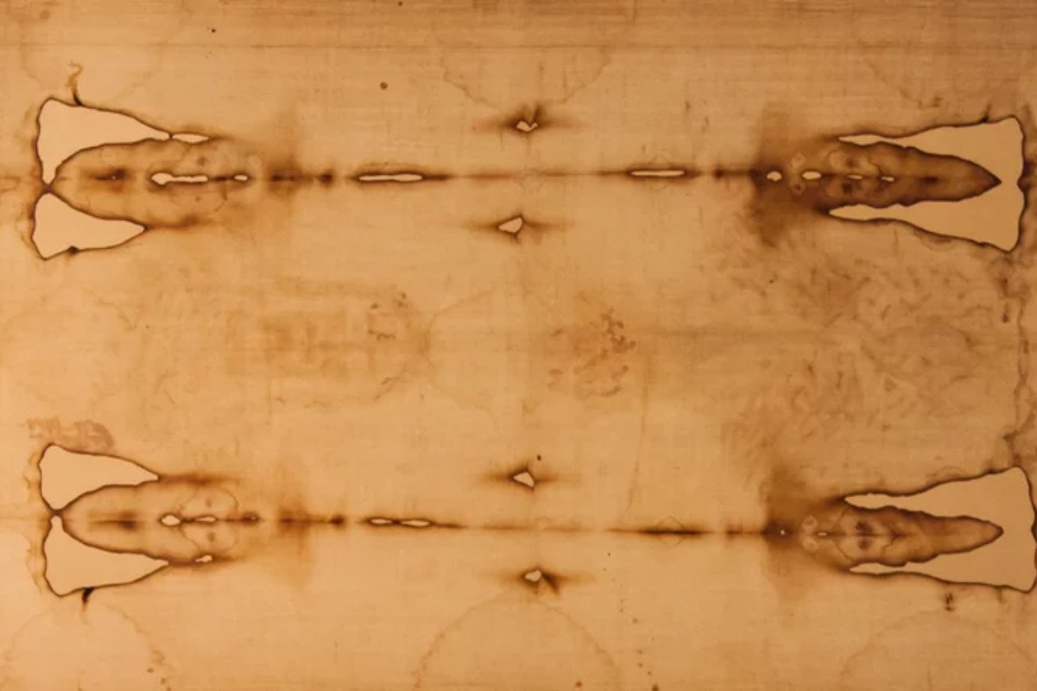 La Sábana Santa acaba de revelar el archivo biológico que acumuló durante siglos. El ADN no demuestra que envolviera a Jesús, pero sí delata manos humanas, microbios, cultivos modernos y antiguas reparaciones