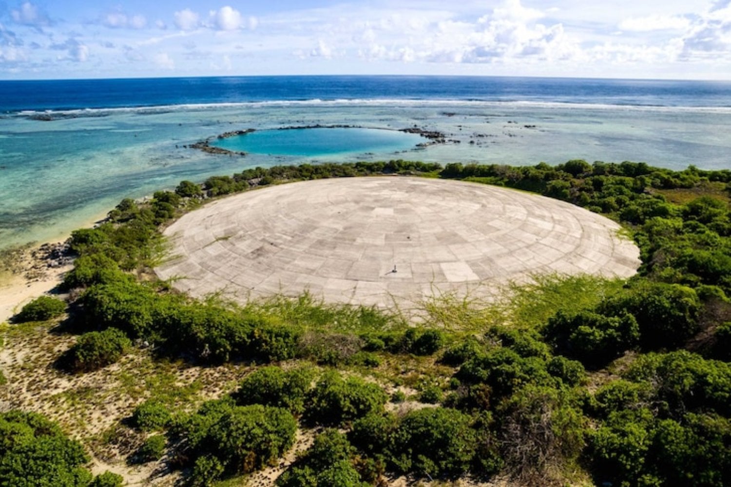 Estados Unidos cubrió 120.000 toneladas de residuos nucleares con una tapa de hormigón en mitad del Pacífico. Cincuenta años después, el océano ya entra por debajo y las grietas cuentan otra historia