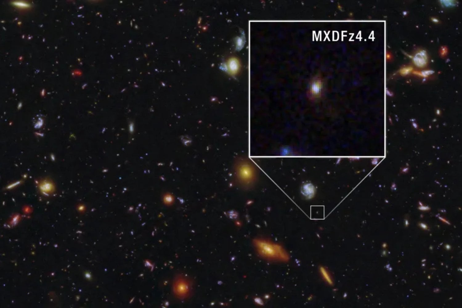 El Hubble detectó una luz que no debería haber atravesado la niebla del universo primitivo. La galaxia MXDFz4.4 revela cómo las primeras estrellas empezaron a volver transparente el cosmos