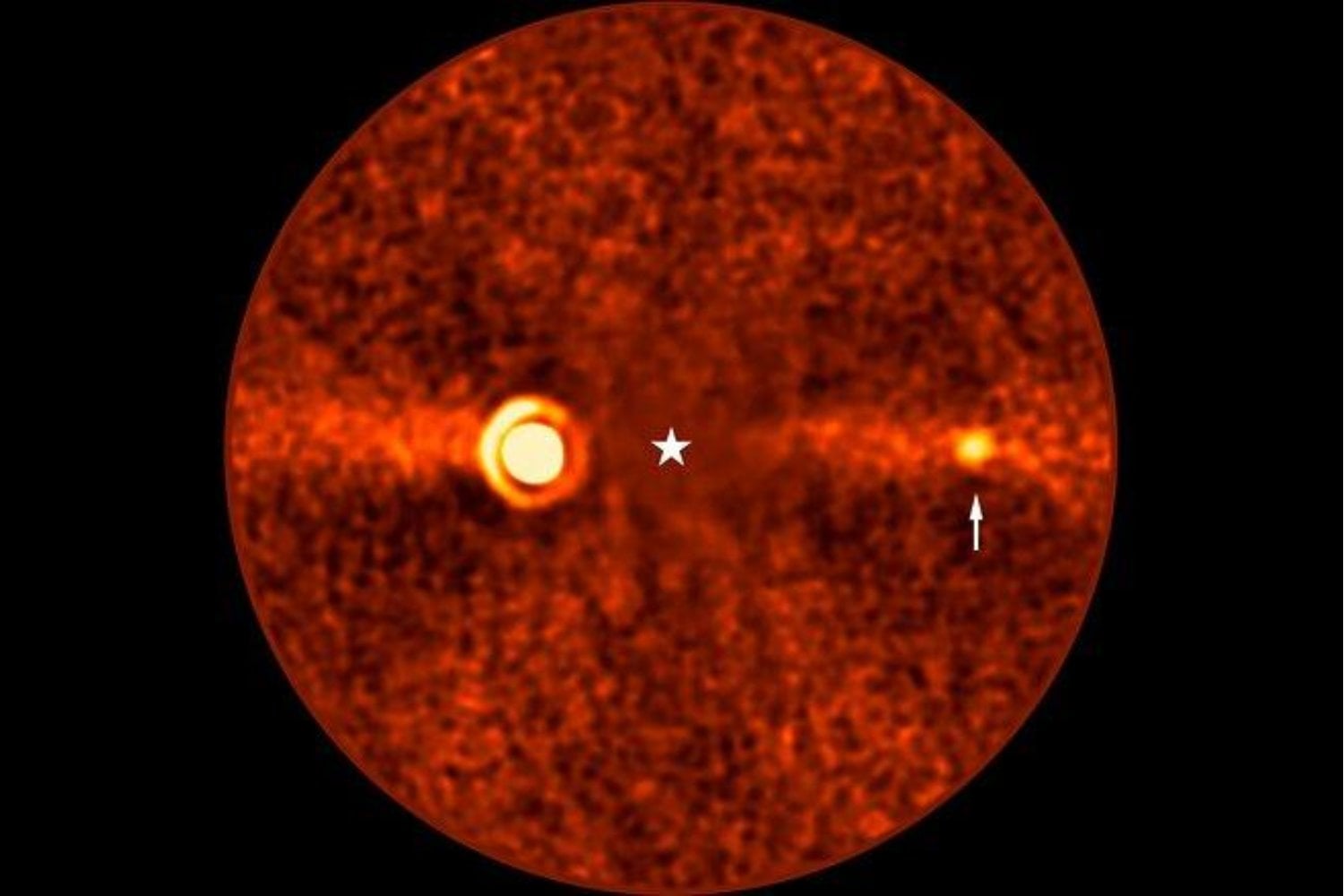 Astrónomos estudiaban un planeta conocido cuando apareció un diminuto punto que nadie había visto. Llevaba 11 años escondido en los archivos y es el mundo más débil fotografiado desde la Tierra