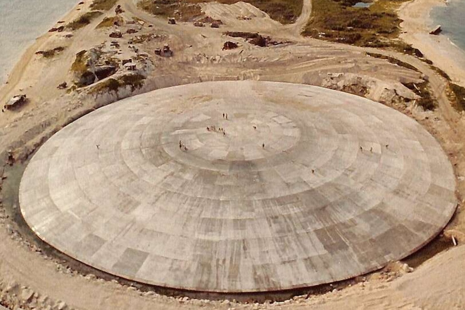 Estados Unidos cubrió 120.000 toneladas de residuos nucleares con una tapa de hormigón en mitad del Pacífico. Cincuenta años después, el océano ya entra por debajo y las grietas cuentan otra historia