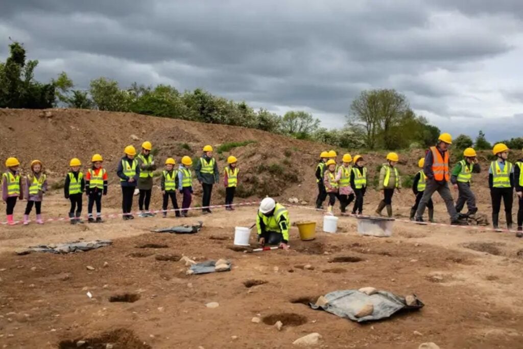 Antes de Stonehenge y la Gran Pirámide, alguien depositó un hacha pulida bajo el suelo de su casa en Irlanda. Dos viviendas de hace 5.700 años revelan cómo vivían y comerciaban los primeros agricultores de Waterford