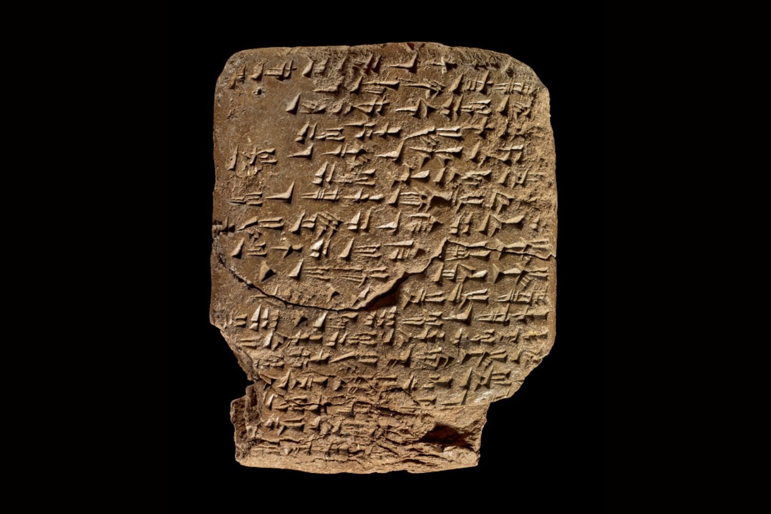 Antes de los cables filtrados y los escándalos diplomáticos, Egipto ya tenía su propio archivo incómodo. Las cartas de Amarna muestran cómo negociaban, desconfiaban y se presionaban los reyes de la Edad del Bronce