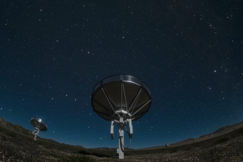 No será una antena gigante, sino un enjambre de 1.650 platos mirando al cielo. Caltech quiere construir el radiotelescopio que convierta el universo invisible en imágenes en tiempo real