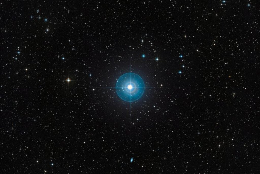 Astrónomos estudiaban un planeta conocido cuando apareció un diminuto punto que nadie había visto. Llevaba 11 años escondido en los archivos y es el mundo más débil fotografiado desde la Tierra
