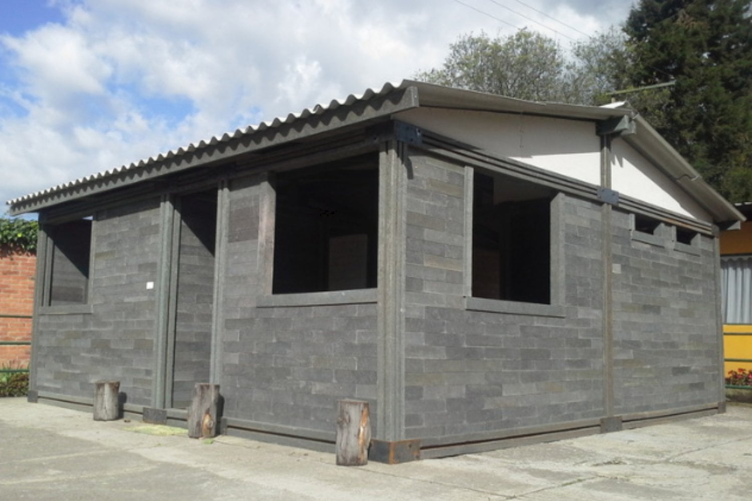 Latinoamérica encontró una salida inesperada para toneladas de plástico que casi nadie quería reciclar. Lo convirtió en casas que cuatro personas pueden montar en cinco días como si fueran construcciones gigantes