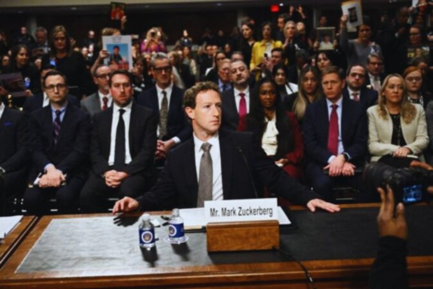 Meta despidió a miles de empleados y reorganizó la compañía para acelerar su salto a la IA. Meses después, Zuckerberg admite que los agentes avanzan mucho más lento de lo esperado