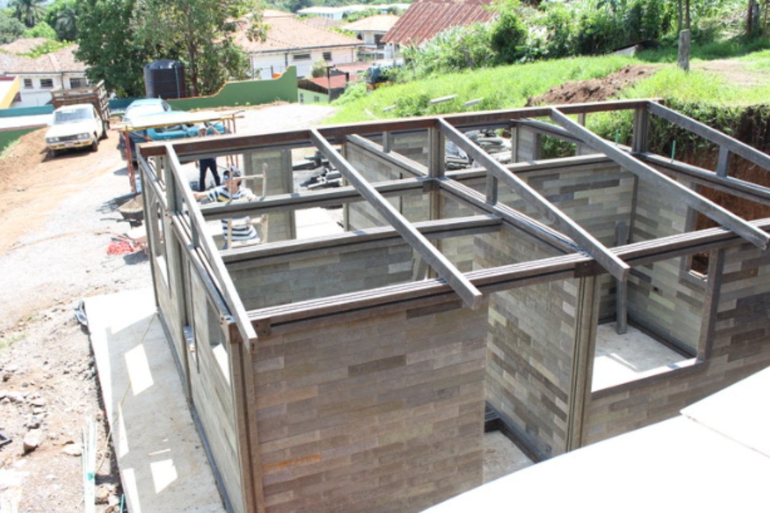 Latinoamérica encontró una salida inesperada para toneladas de plástico que casi nadie quería reciclar. Lo convirtió en casas que cuatro personas pueden montar en cinco días como si fueran construcciones gigantes