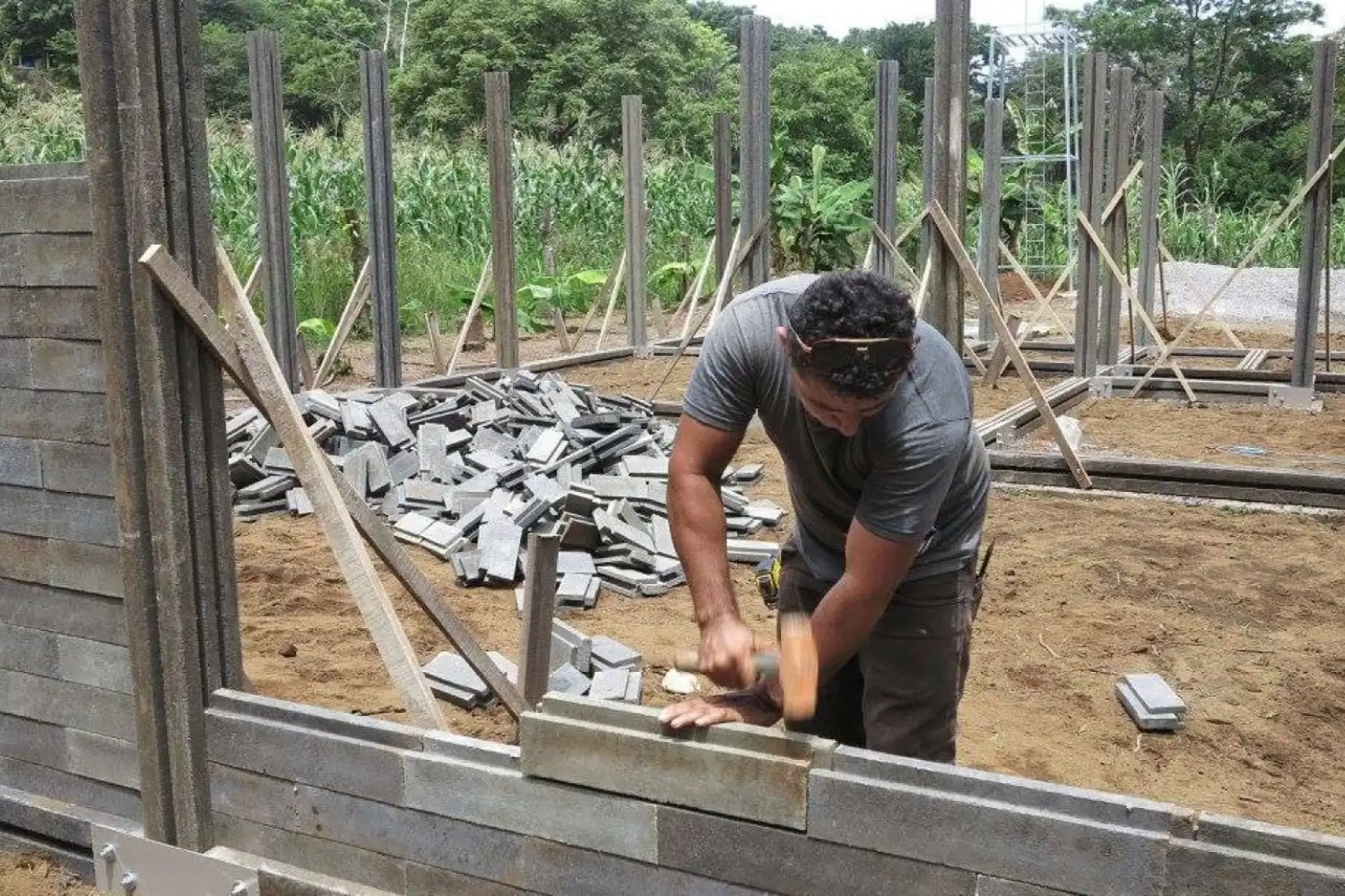 Latinoamérica encontró una salida inesperada para toneladas de plástico que casi nadie quería reciclar. Lo convirtió en casas que cuatro personas pueden montar en cinco días como si fueran construcciones gigantes
