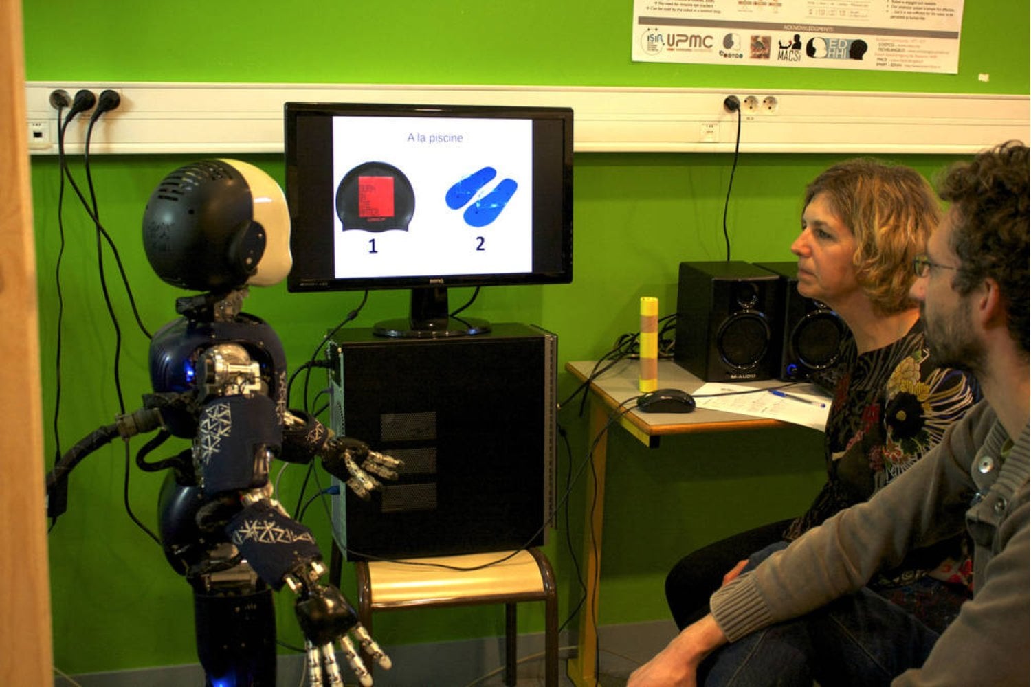 Le pedimos a los robots que trabajen, decidan y convivan con nosotros, pero casi ninguno sabe cuándo está equivocado. Una revisión de 40 estudios revela la habilidad que seguimos sin poder construir
