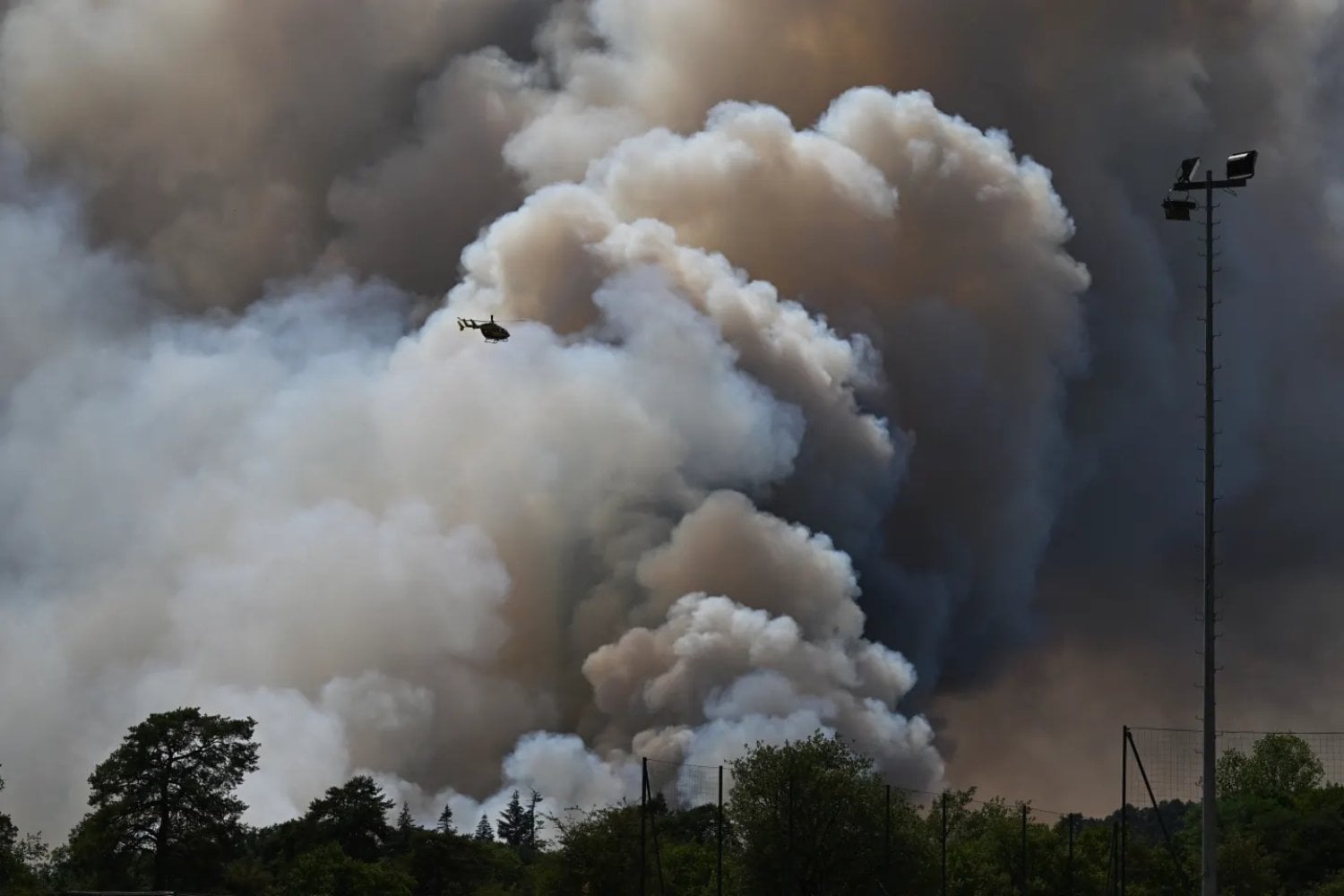 Un incendio en Francia liberó tanto calor que terminó creando una tormenta eléctrica sobre sus propias llamas. Así se forma el pirocumulonimbo capaz de generar rayos, cambiar los vientos y encender nuevos focos a kilómetros de distancia