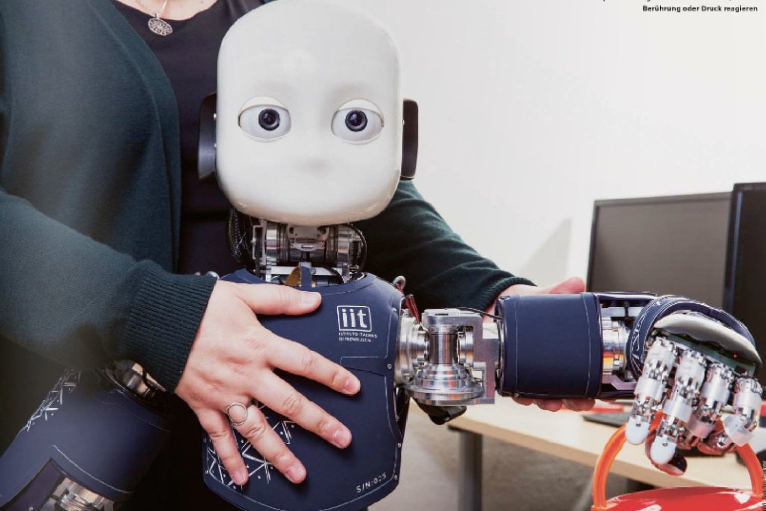 Le pedimos a los robots que trabajen, decidan y convivan con nosotros, pero casi ninguno sabe cuándo está equivocado. Una revisión de 40 estudios revela la habilidad que seguimos sin poder construir