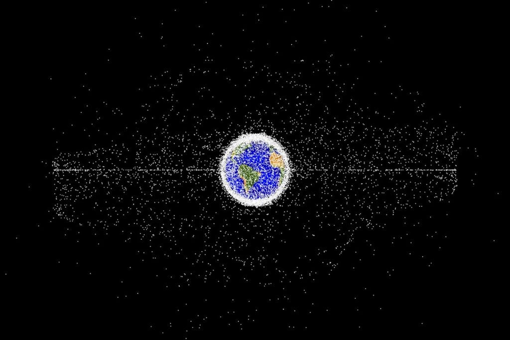 La órbita más valiosa de la Tierra ocultaba una población de basura espacial que nuestros telescopios no podían ver. Un nuevo algoritmo acaba de encontrar 25 rastros de objetos de apenas cinco centímetros entre satélites esenciales