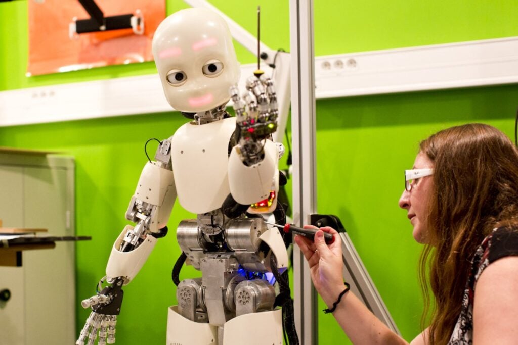 Le pedimos a los robots que trabajen, decidan y convivan con nosotros, pero casi ninguno sabe cuándo está equivocado. Una revisión de 40 estudios revela la habilidad que seguimos sin poder construir