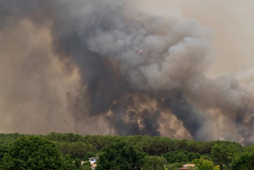 Un incendio en Francia liberó tanto calor que terminó creando una tormenta eléctrica sobre sus propias llamas. Así se forma el pirocumulonimbo capaz de generar rayos, cambiar los vientos y encender nuevos focos a kilómetros de distancia