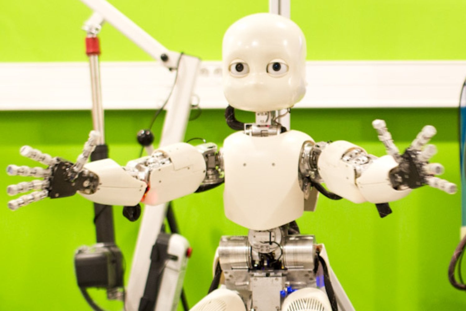 Le pedimos a los robots que trabajen, decidan y convivan con nosotros, pero casi ninguno sabe cuándo está equivocado. Una revisión de 40 estudios revela la habilidad que seguimos sin poder construir
