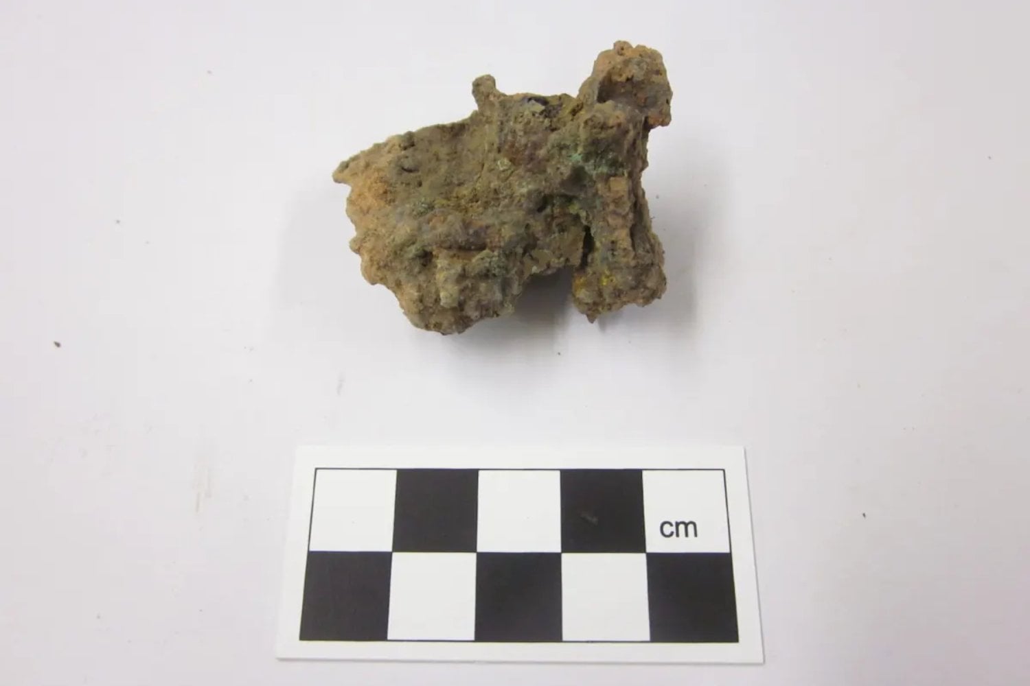 Una cuenta de collar y tres fragmentos de escoria han reescrito la metalurgia de la Península. Sus habitantes fabricaban plomo 1.800 años antes de lo pensado y después olvidaron cómo hacerlo