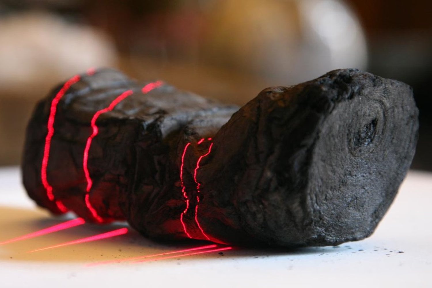 El Vesubio convirtió este papiro en un bloque de carbón hace casi 2.000 años. La inteligencia artificial ha logrado leerlo sin abrirlo