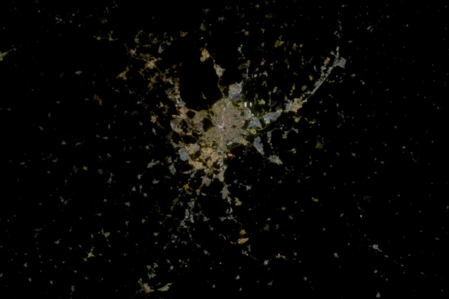 La España rural está cambiando de color por la noche, y un satélite chino lo ha visto desde el espacio. El paso masivo a luces LED frías está tiñendo de azul pueblos enteros
