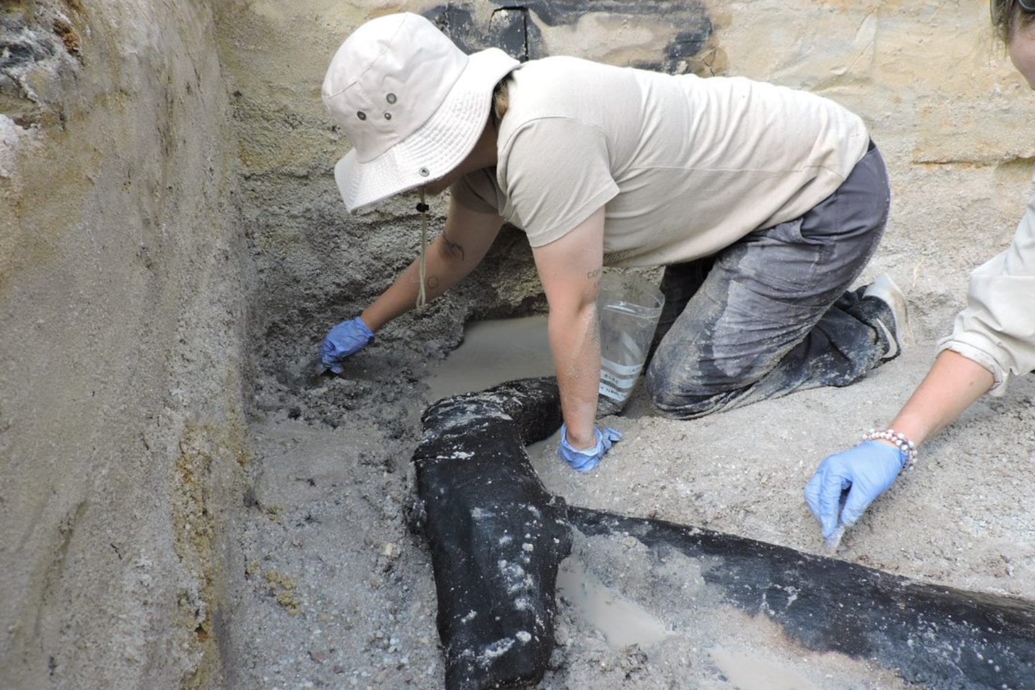 Unos humanos que todavía no eran Homo sapiens encajaron dos grandes troncos hace 476.000 años. La construcción obliga a replantear todo lo que creíamos sobre la llamada Edad de Piedra