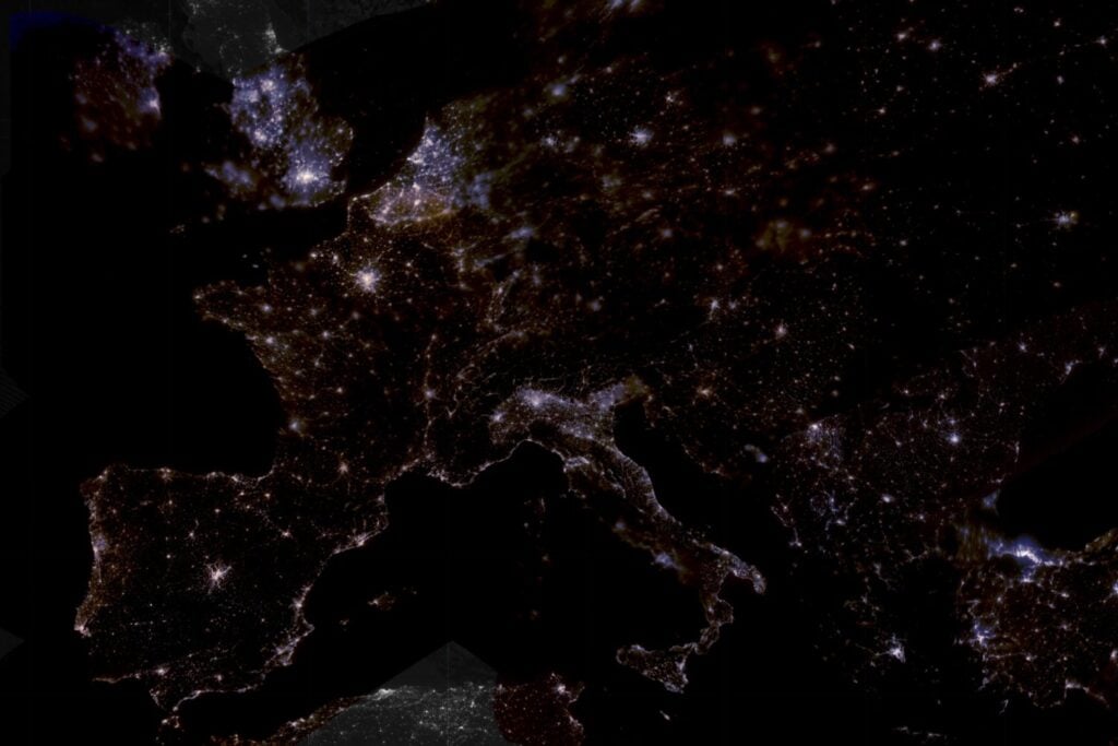 La España rural está cambiando de color por la noche, y un satélite chino lo ha visto desde el espacio. El paso masivo a luces LED frías está tiñendo de azul pueblos enteros
