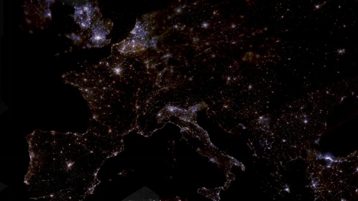La España rural está cambiando de color por la noche, y un satélite chino lo ha visto desde el espacio. El paso masivo a luces LED frías está tiñendo de azul pueblos enteros