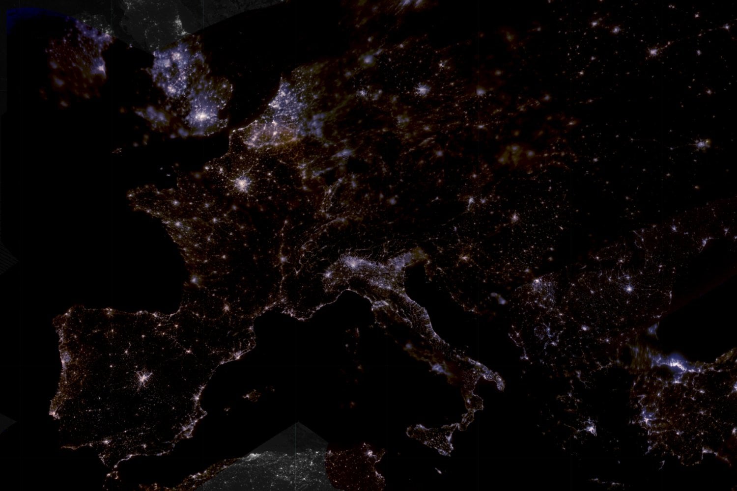 La España rural está cambiando de color por la noche, y un satélite chino lo ha visto desde el espacio. El paso masivo a luces LED frías está tiñendo de azul pueblos enteros