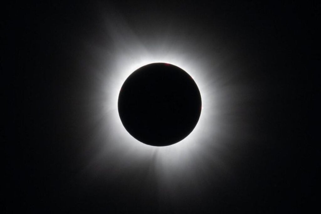 España verá cómo el Sol desaparece al atardecer, pero la NASA no piensa observarlo desde tierra. Un jet perseguirá la sombra a 740 km/h mientras 86 globos convierten el eclipse en un laboratorio gigante
