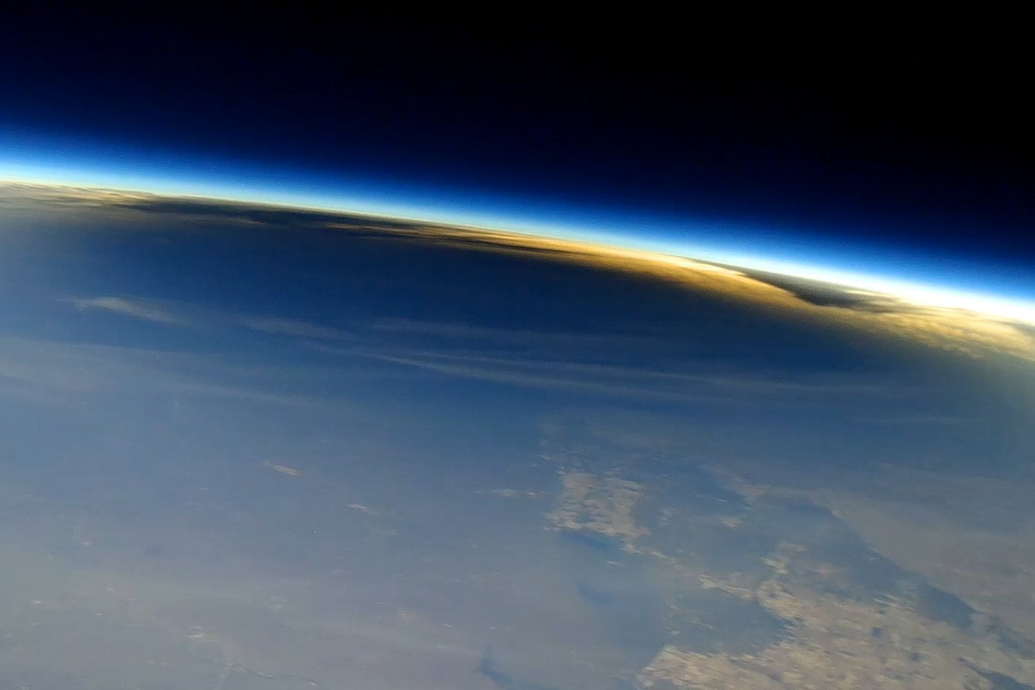 España verá cómo el Sol desaparece al atardecer, pero la NASA no piensa observarlo desde tierra. Un jet perseguirá la sombra a 740 km/h mientras 86 globos convierten el eclipse en un laboratorio gigante