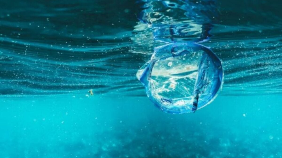 La solución contra los microplásticos podría estar en algo tan simple como burbujas de aire. Un nuevo método logra retirar hasta el 97% de estas partículas del agua residual