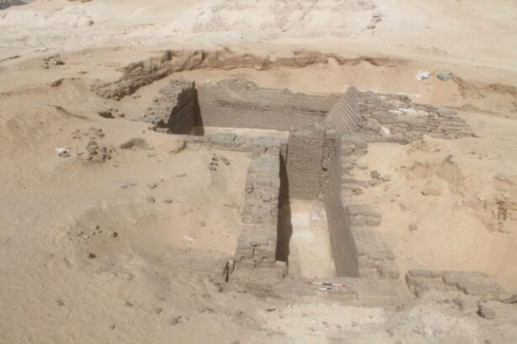 Antes de las pirámides hubo tumbas que ya ensayaban cómo sostener grandes masas de piedra. Un hallazgo en Minya apunta a los primeros experimentos de la arquitectura funeraria egipcia