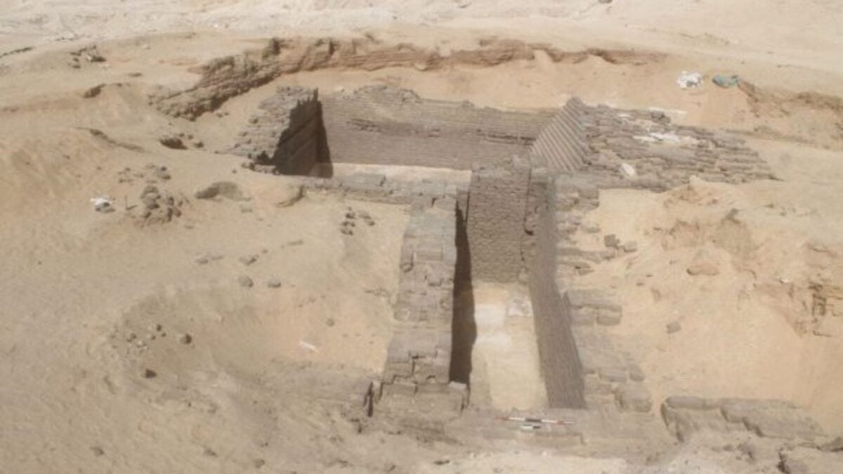 Antes de las pirámides hubo tumbas que ya ensayaban cómo sostener grandes masas de piedra. Un hallazgo en Minya apunta a los primeros experimentos de la arquitectura funeraria egipcia