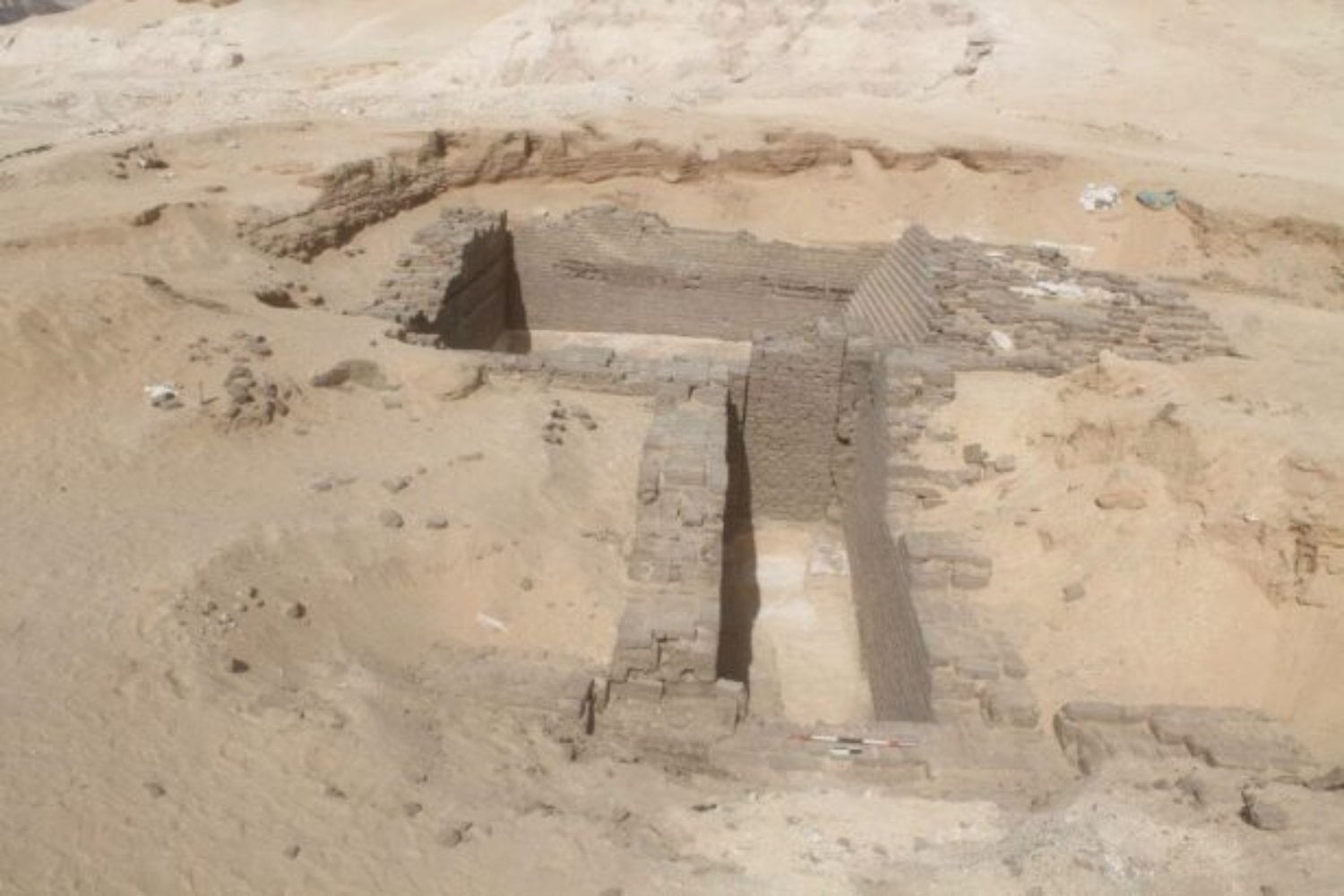 Antes de las pirámides hubo tumbas que ya ensayaban cómo sostener grandes masas de piedra. Un hallazgo en Minya apunta a los primeros experimentos de la arquitectura funeraria egipcia