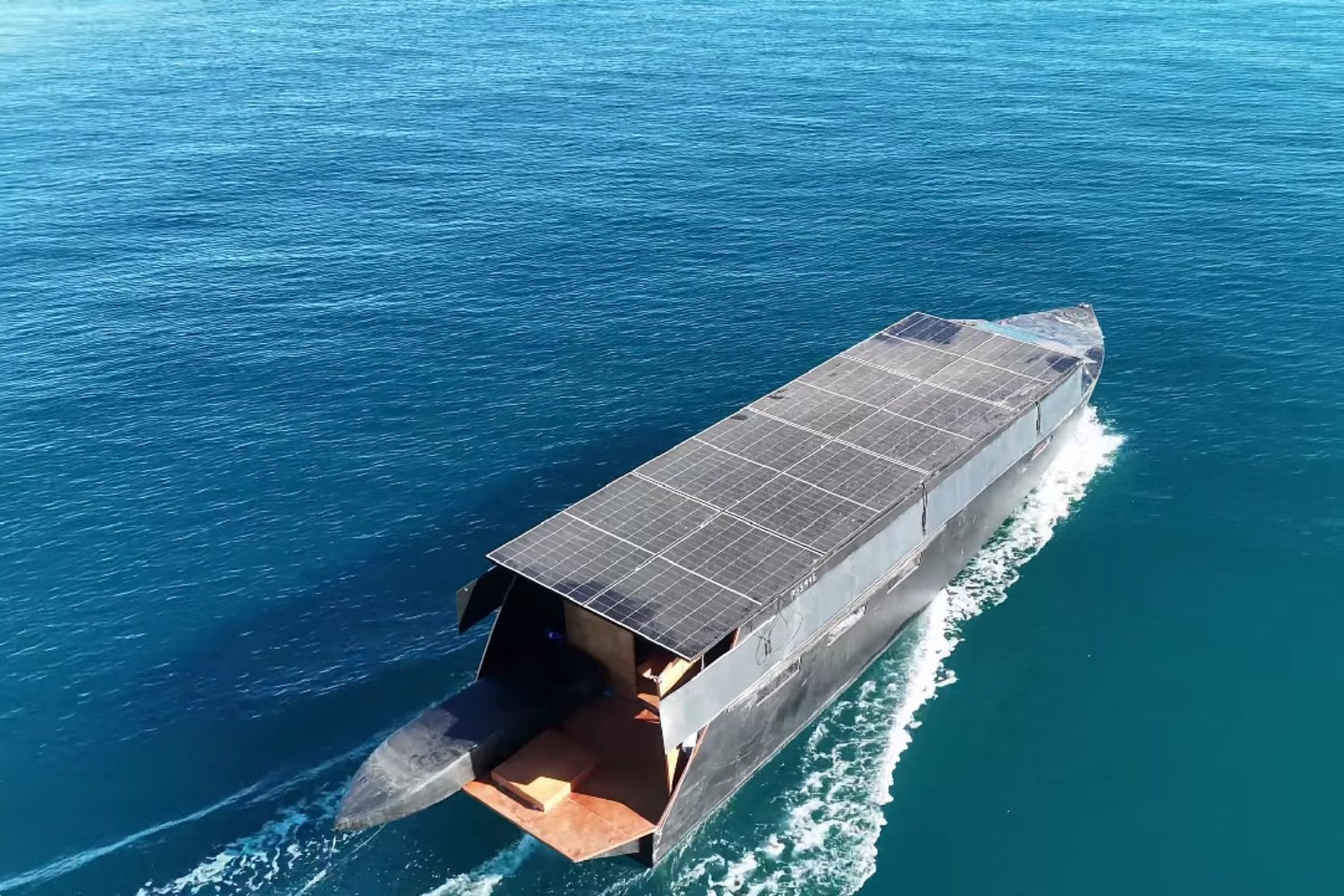 Un barco de 11 metros cruzó Europa gracias al Sol y sorprendió a la Guardia Civil en Almería