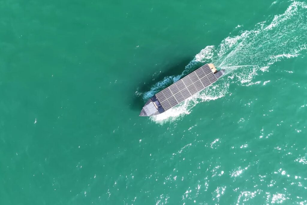 Un barco de 11 metros cruzó Europa gracias al Sol y sorprendió a la Guardia Civil en Almería