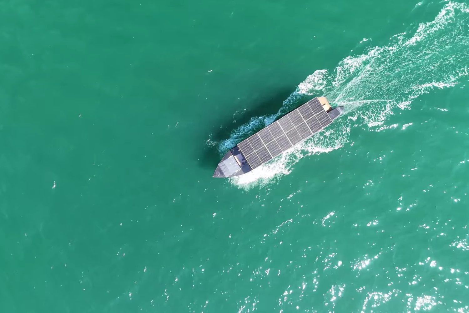 Un barco de 11 metros cruzó Europa gracias al Sol y sorprendió a la Guardia Civil en Almería