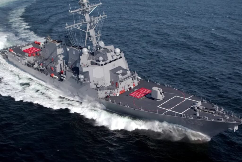 Estados Unidos intenta rescatar su destructor más problemático: el USS Zumwalt regresa armado con misiles hipersónicos