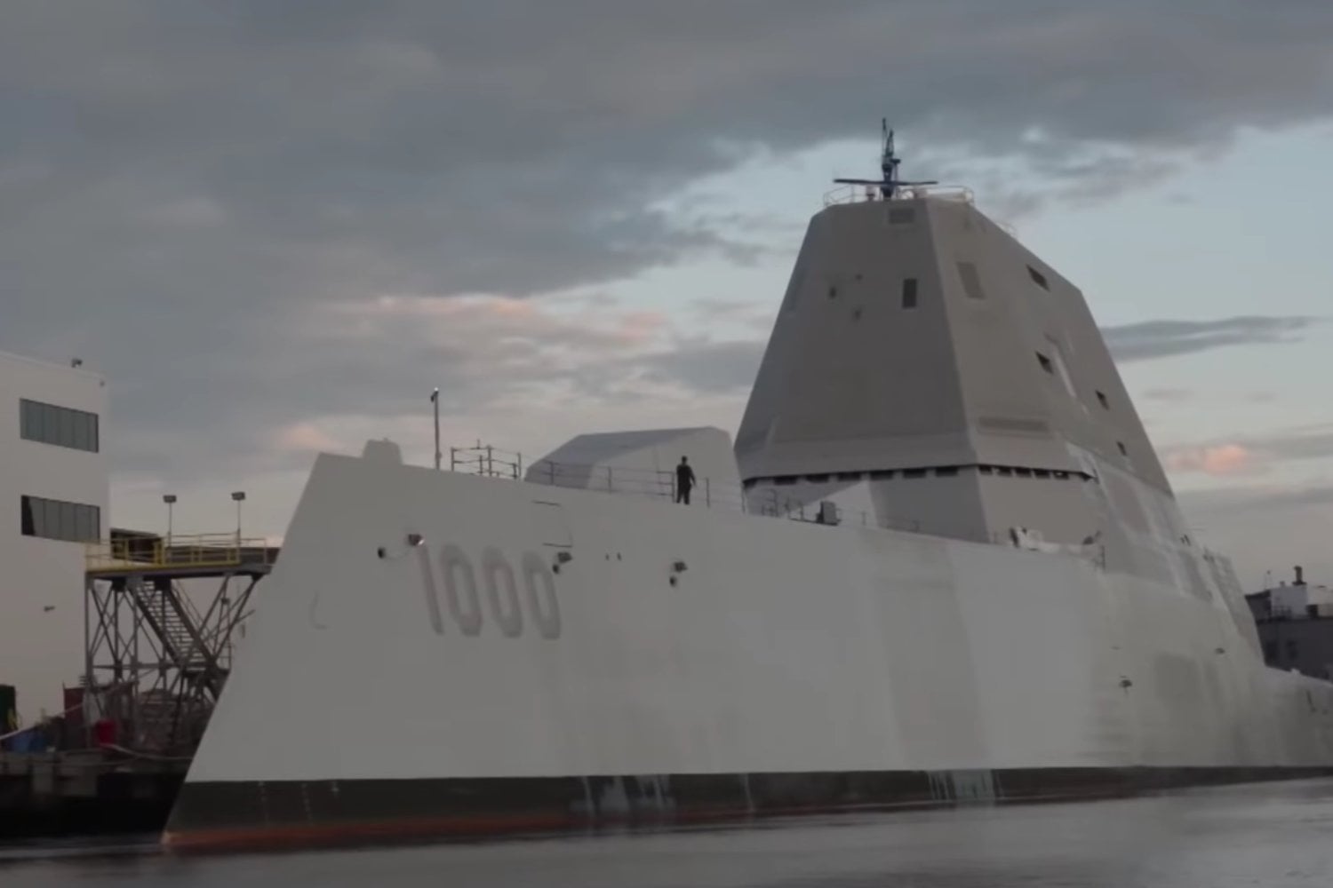 Estados Unidos intenta rescatar su destructor más problemático: el USS Zumwalt regresa armado con misiles hipersónicos