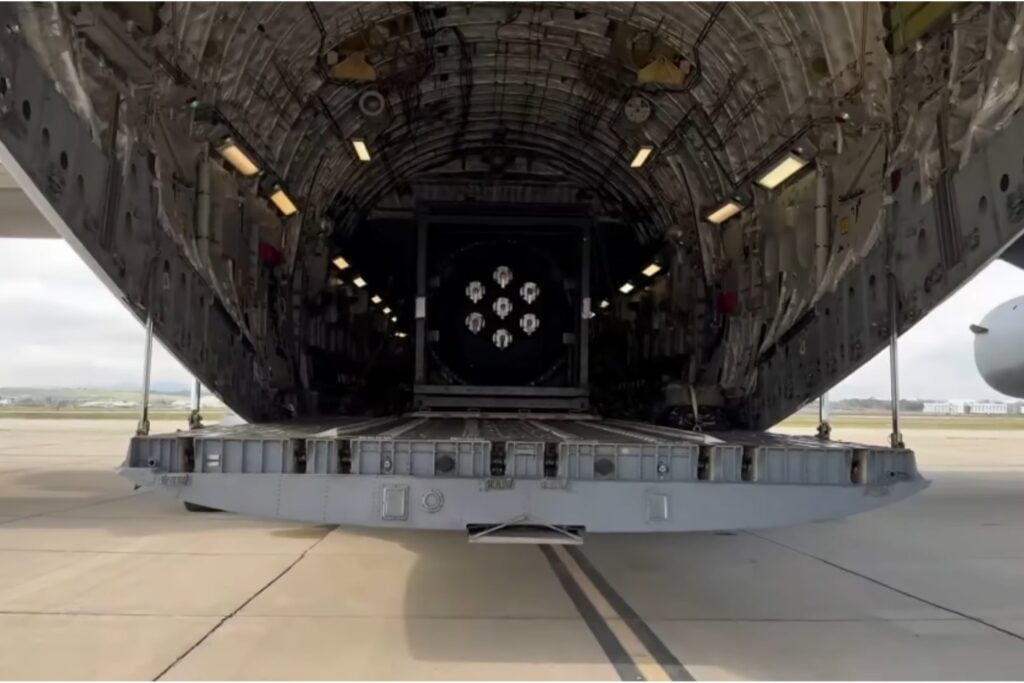 Un reactor nuclear del tamaño de una furgoneta viajó en un avión militar: quiere alimentar bases y centros de datos de IA