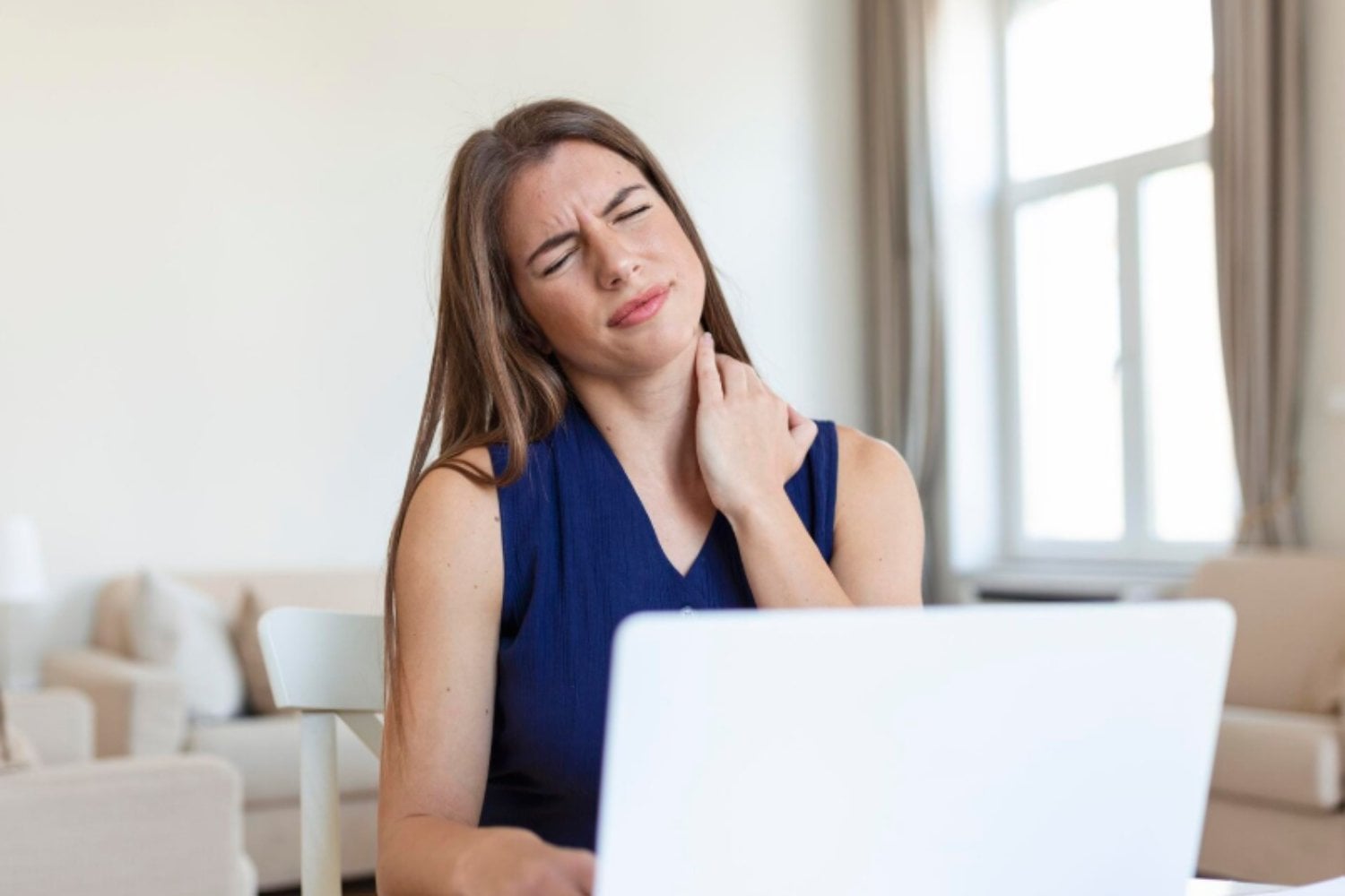 El “cuello tecnológico” afecta cada vez a más personas: qué es y cómo evitar que las pantallas terminen causando dolor