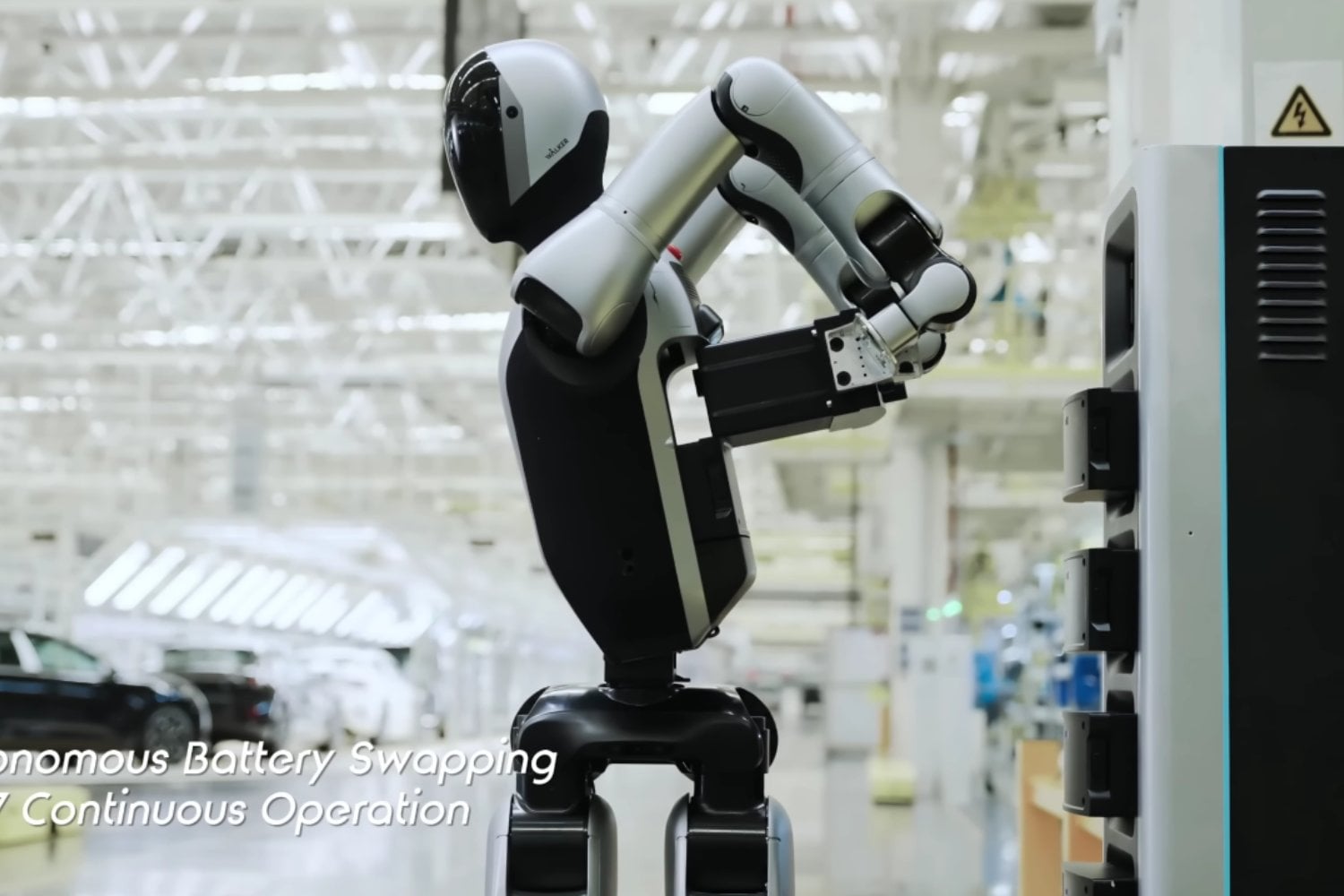El robot que ya puede cambiar su propia batería: tarda menos de tres minutos y vuelve solo al trabajo