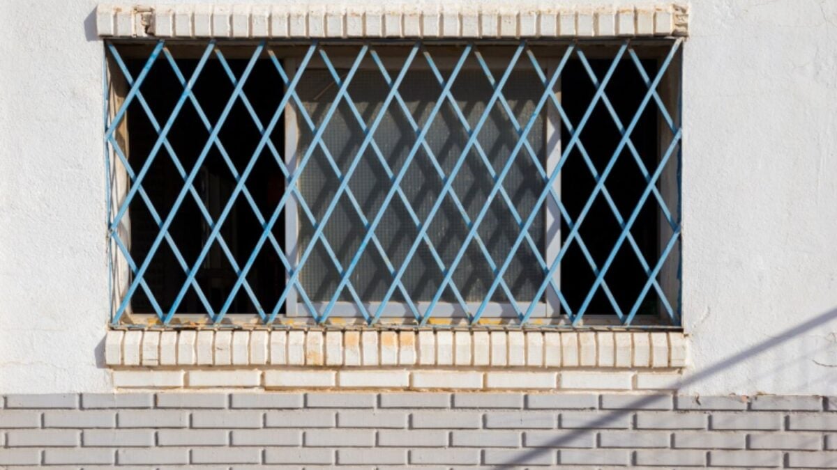 Las rejas comienzan a desaparecer de las casas: la alternativa más elegante que también frena los robos