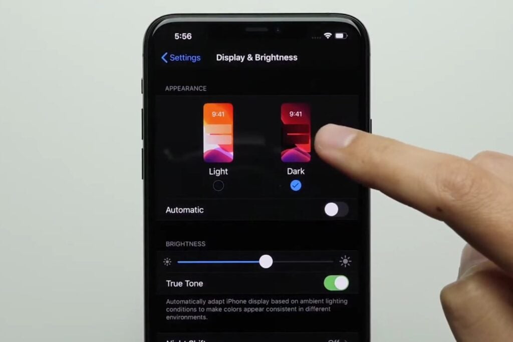 Modo oscuro en el celular: cuándo protege la batería y por qué no siempre descansa la vista