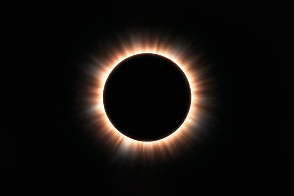 Texas perdió 13 gigavatios solares durante un eclipse: es la mejor pista de lo que le espera a España